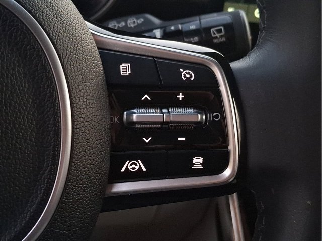 Used 2024 Kia Carnival EX FWD image 18