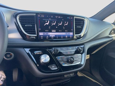 Used 2024 Chrysler Pacifica Limited FWD image 17