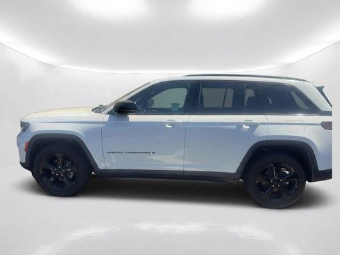 Used 2025 Jeep Grand Cherokee Altitude RWD image 9