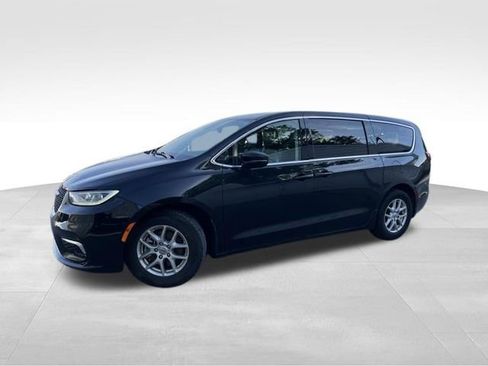 Used 2023 Chrysler Pacifica Touring-L FWD image 3