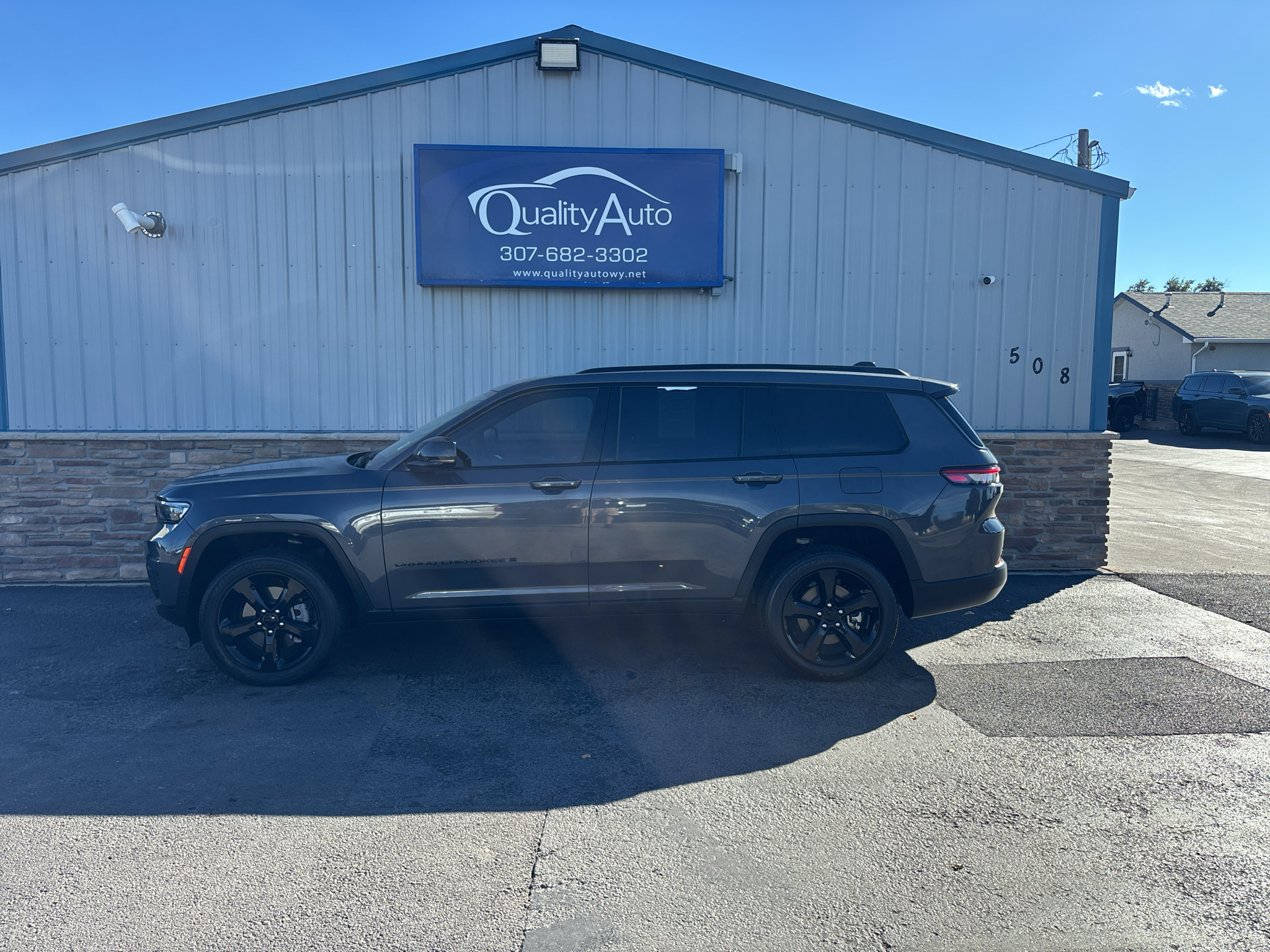 Used 2023 Jeep Grand Cherokee L Laredo AWD/4WD image 1
