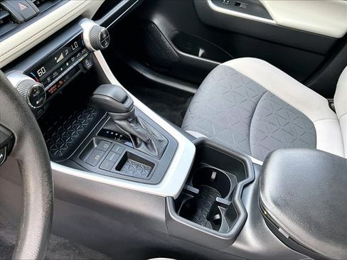 Used 2022 Toyota RAV4 XLE w/ Convenience Package FWD image 14