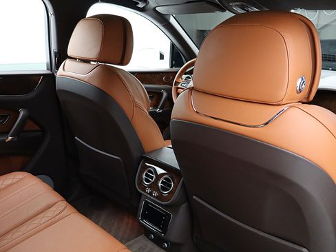 Used 2019 Bentley Bentayga image 44