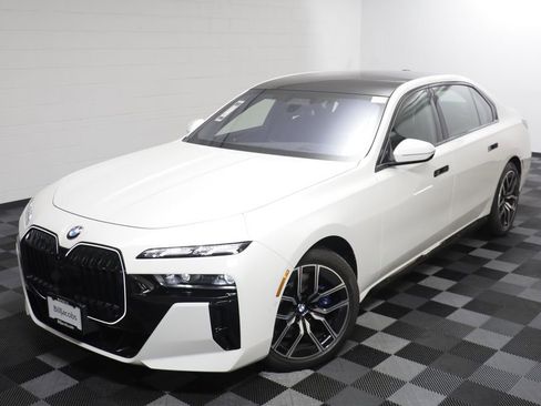 Certified 2025 BMW 760i xDrive w/ Executive Package AWD/4WD image 2