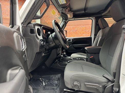 Used 2025 Jeep Gladiator Sport AWD/4WD image 23