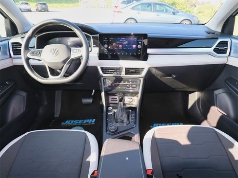 New 2025 Volkswagen Taos SE image 15