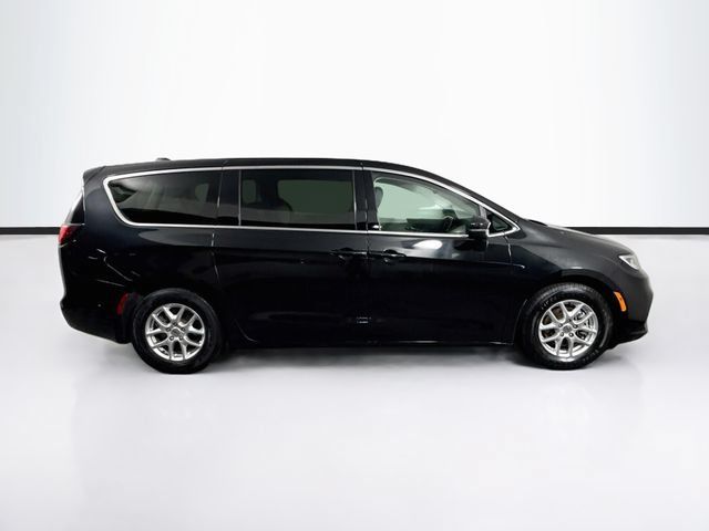 Used 2023 Chrysler Pacifica Touring-L FWD image 10