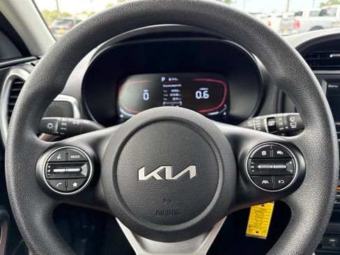 Used 2025 Kia Soul LX w/ LX Technology Package FWD image 32