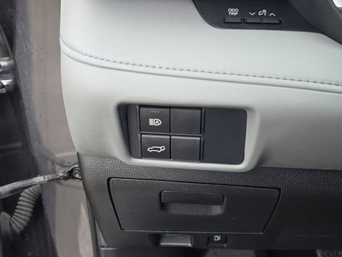 Used 2021 Toyota Highlander XLE FWD image 28