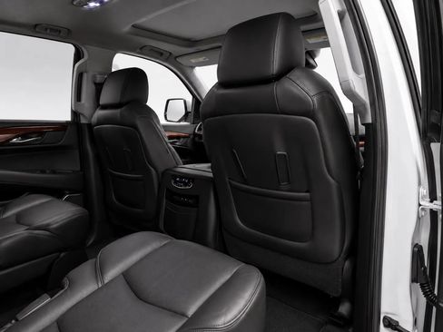 Used 2017 Cadillac Escalade Luxury RWD image 16