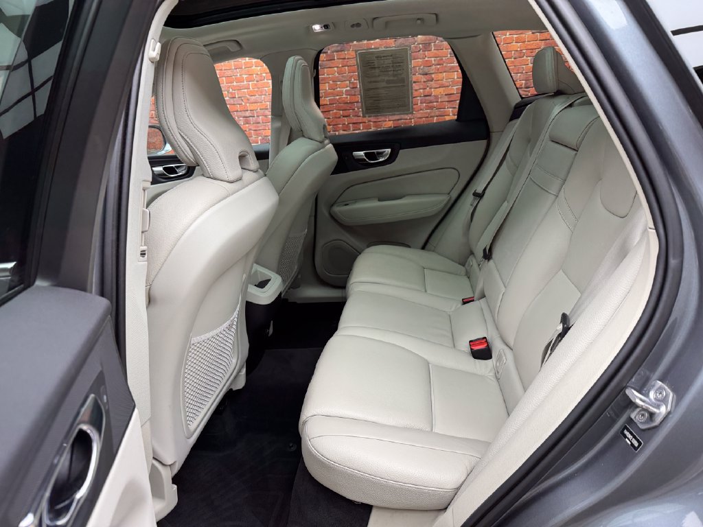 Used 2020 Volvo XC60 T5 Momentum AWD/4WD image 24