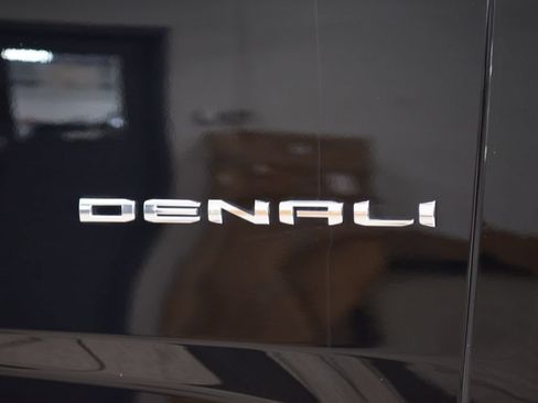 Used 2024 GMC Yukon XL Denali AWD/4WD image 17