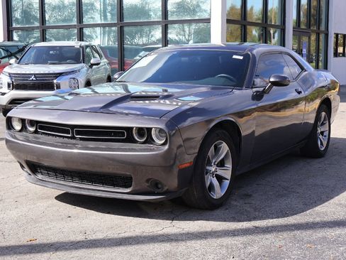 Used 2019 Dodge Challenger SXT image 5