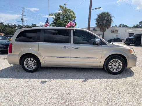 Used 2013 Chrysler Town & Country Limited w/ Luxury Group FWD image 4