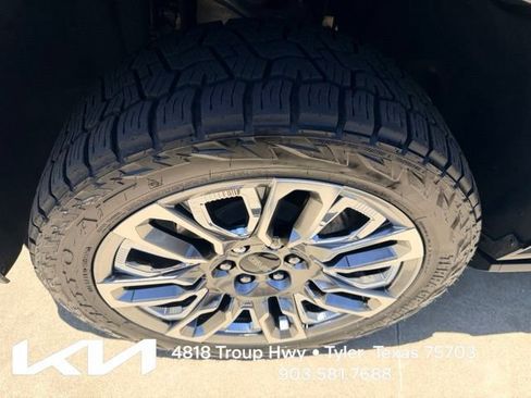 Used 2023 GMC Yukon Denali Ultimate AWD/4WD image 4