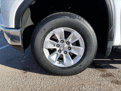 Used 2022 GMC Sierra 1500 SLE image 2