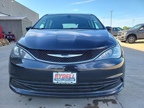 Used 2017 Chrysler Pacifica Touring w/ Tire & Wheel Group FWD image 7