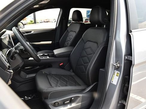 Used 2025 Volkswagen Atlas Cross Sport SE FWD image 19