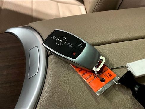 Used 2021 Mercedes-Benz GLC 300 4MATIC image 11