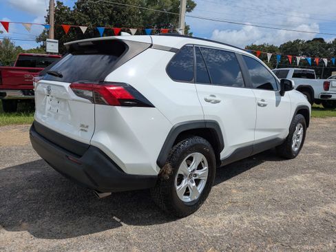 Used 2021 Toyota RAV4 XLE AWD/4WD image 4