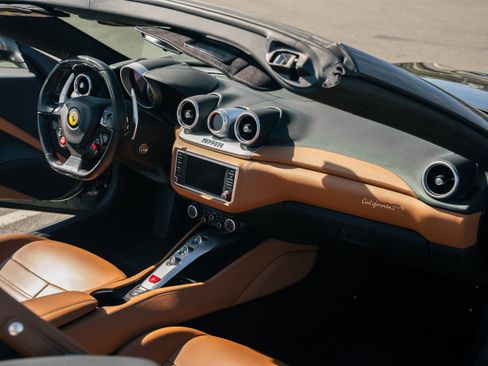 Used 2017 Ferrari California T RWD image 14