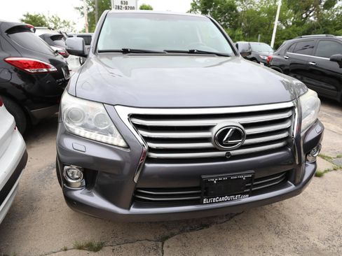 Used 2013 Lexus LX 570 4WD w/ Luxury Pkg image 3