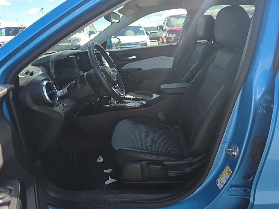 Used 2025 Chevrolet Trax LT w/ Driver Confidence Package FWD image 12