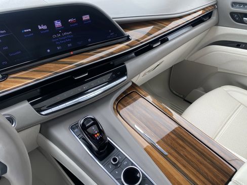 Used 2024 Cadillac Escalade Premium Luxury Platinum image 19