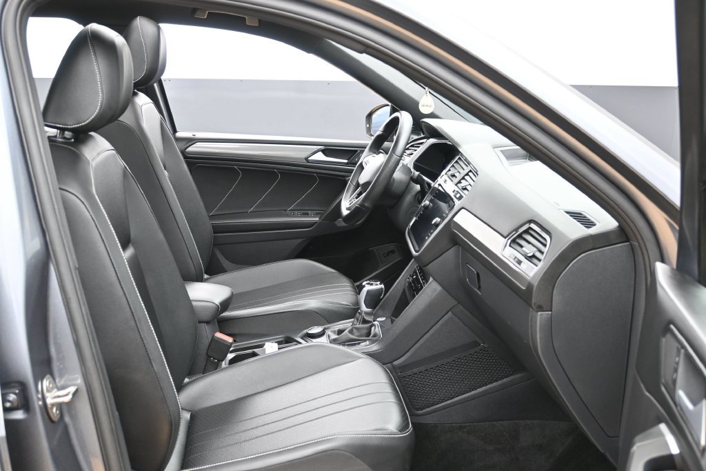 Used 2024 Volkswagen Tiguan SE R-Line AWD/4WD image 29