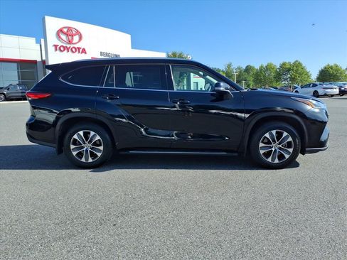 Used 2021 Toyota Highlander XLE AWD/4WD image 3