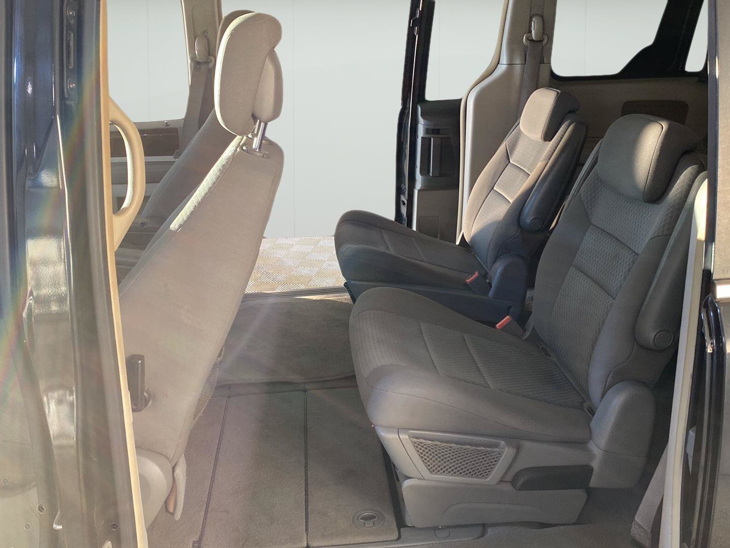 Used 2010 Chrysler Town & Country Touring FWD image 18