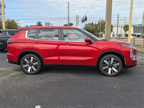 New 2025 Mitsubishi Outlander SE image 4