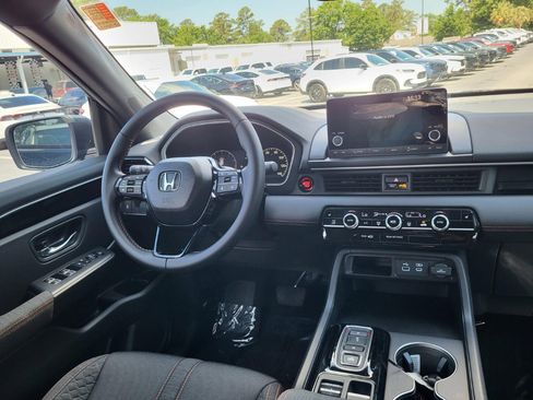 Used 2025 Honda Pilot Sport image 15