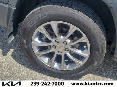Used 2019 Jeep Cherokee Latitude Plus FWD image 9