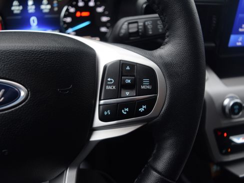 Used 2023 Ford Explorer XLT w/ Equipment Group 202A image 5