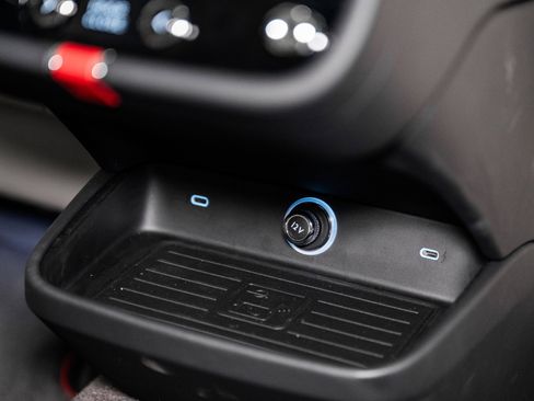 Used 2025 Bentley Bentayga Extended Wheelbase image 32