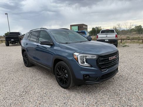 Used 2024 GMC Terrain SLT w/ Infotainment Package II AWD/4WD image 2