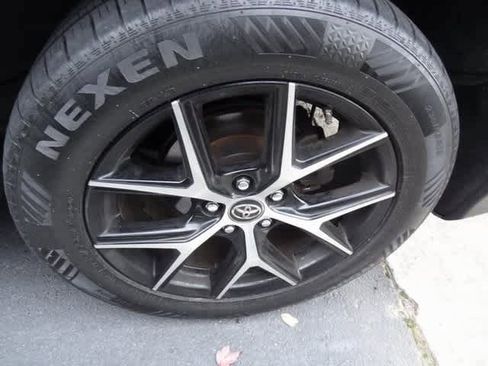 Used 2018 Toyota RAV4 SE image 12