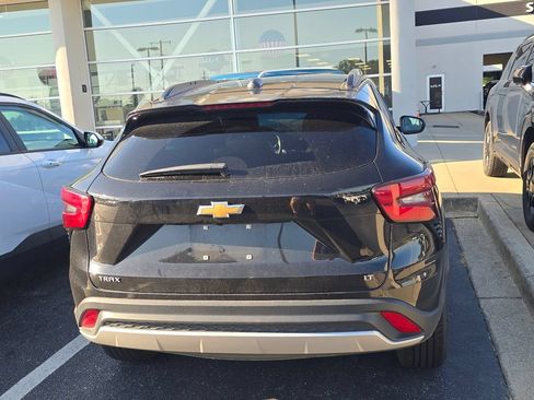 Used 2025 Chevrolet Trax LT FWD image 10