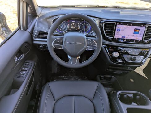 New 2026 Chrysler Pacifica Select image 14