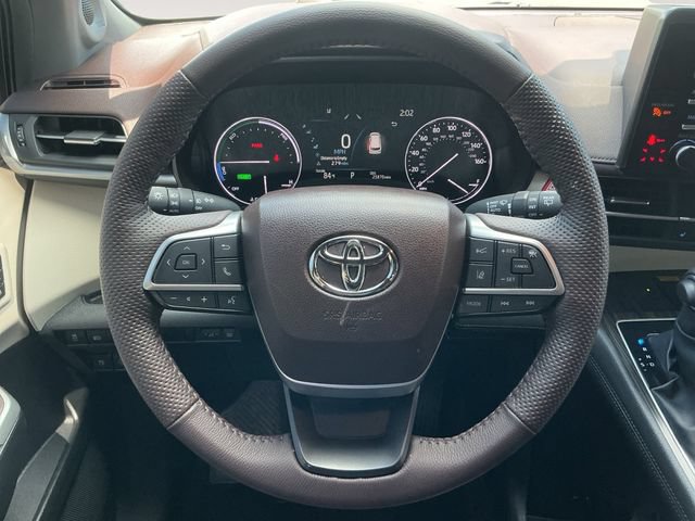Used 2023 Toyota Sienna Platinum FWD image 12
