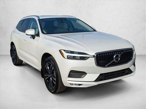 Used 2021 Volvo XC60 T5 Momentum w/ Premium Package image 3