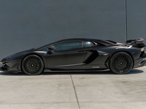 Used 2019 Lamborghini Aventador SVJ AWD/4WD image 2