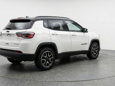 Used 2025 Jeep Compass Trailhawk AWD/4WD image 9