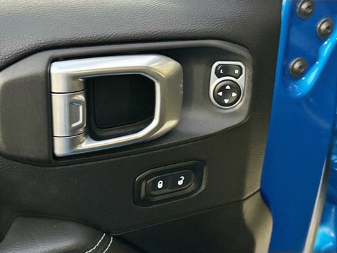 Used 2022 Jeep Wrangler Unlimited Sahara w/ Cold Weather Group image 18