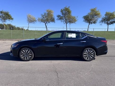 Used 2024 Nissan Altima 2.5 SV image 2