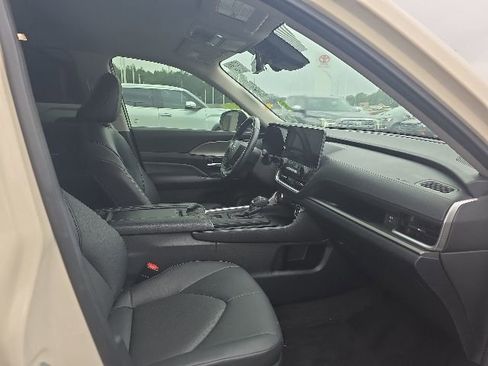 Used 2024 Toyota Grand Highlander FWD image 9