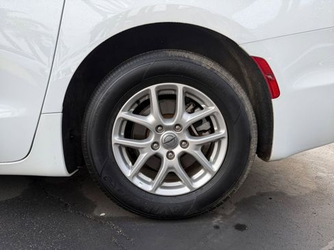 Used 2025 Chrysler Pacifica Select image 33