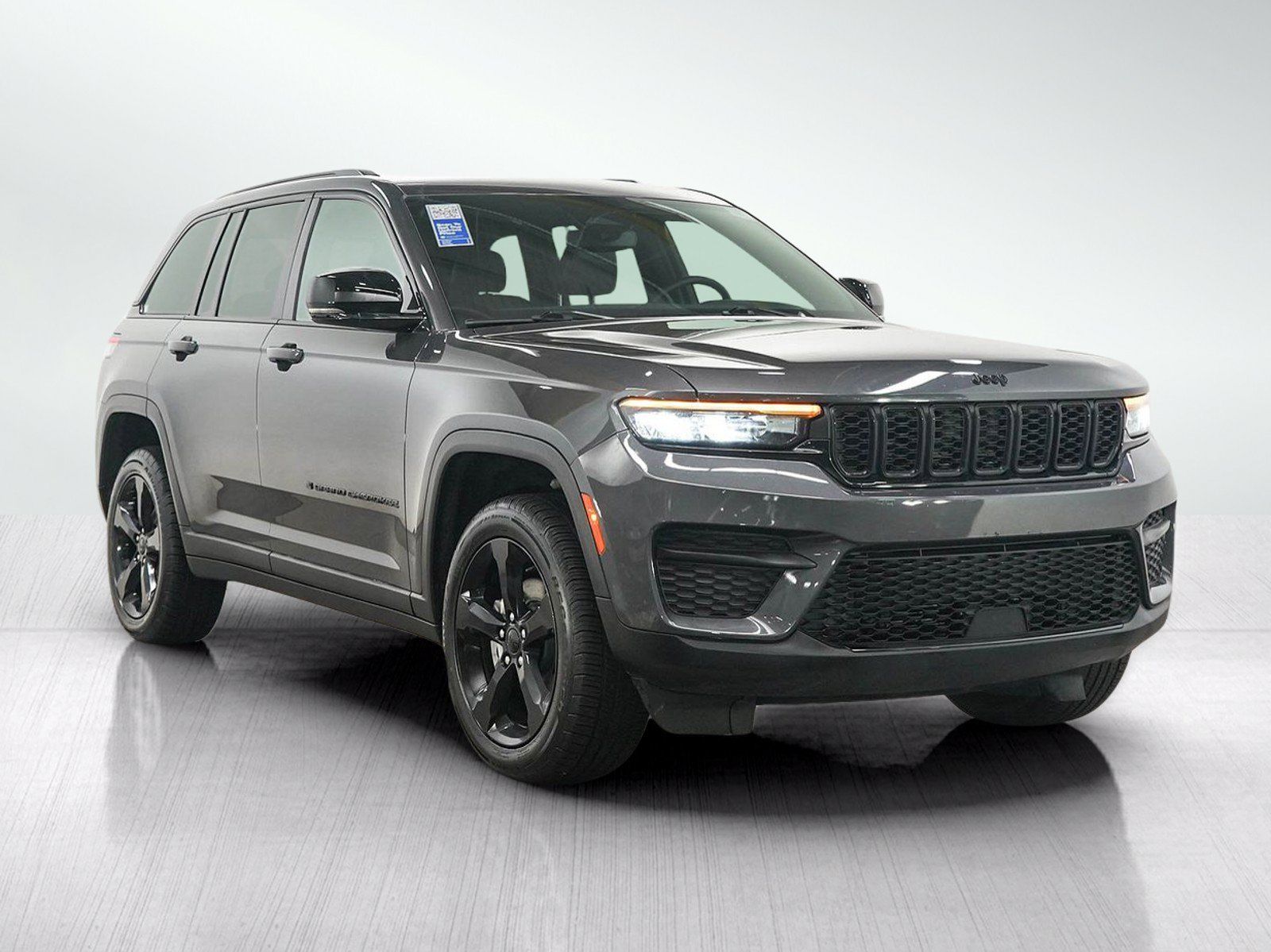 Used 2023 Jeep Grand Cherokee Altitude AWD/4WD image 7