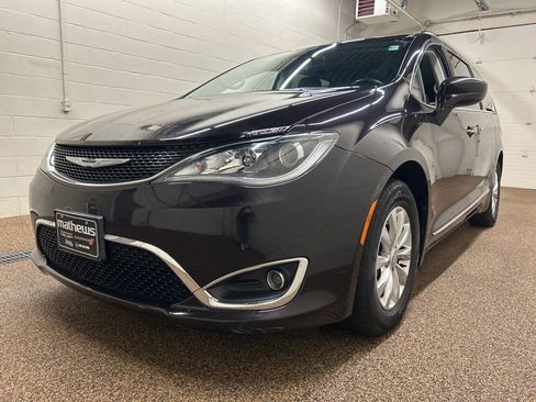Used 2017 Chrysler Pacifica Touring-L FWD image 5